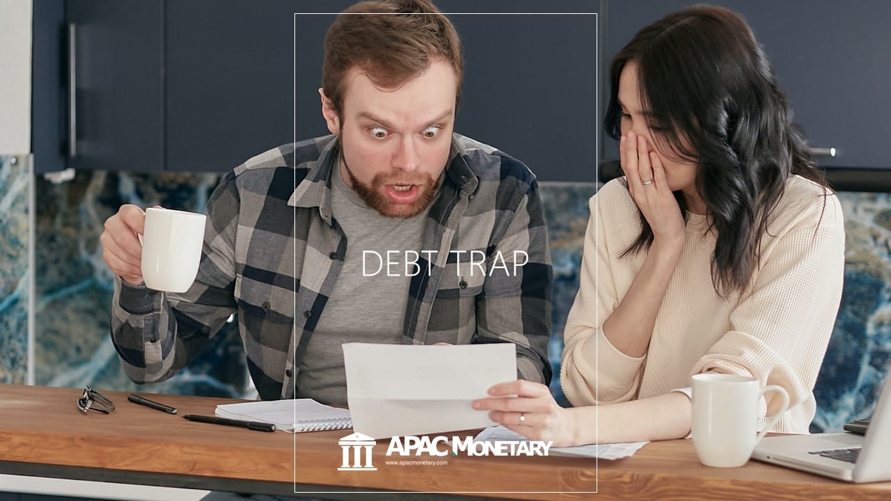 How to use a credit card and avoid debt trap